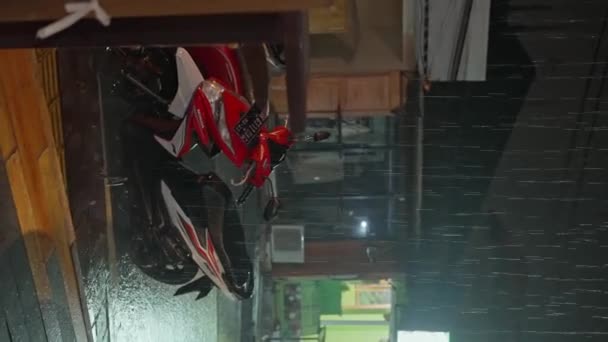 Nuit Pluvieuse Rue Nuit Bali Sous Pluie Scooters Humides Debout — Video