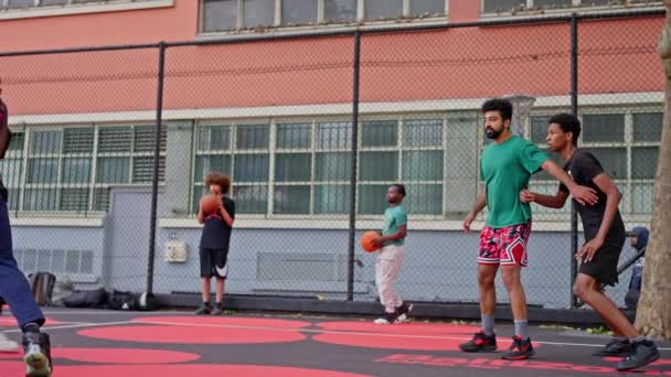 Multiethnic Guys Playing Basketball Street Paris Autumn Day Basketball Player — Stock Video
