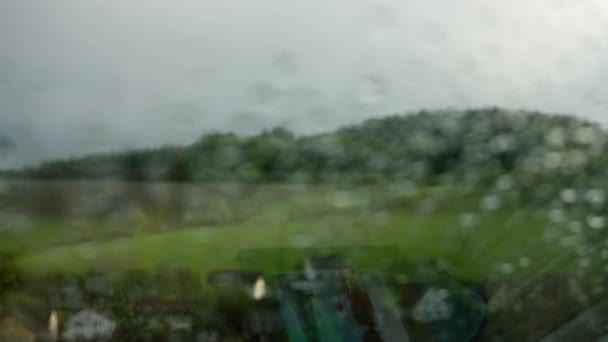 Powolny Film Widokiem Okna Szwajcarskie Góry Pochmurne Dni Wysokiej Jakości — Wideo stockowe