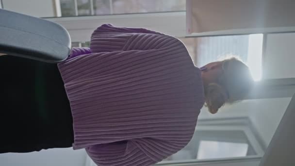 Дівчина Чашкою Чаю Руках Відкриває Двері Виходить Балкон Ранкове Сонце — стокове відео