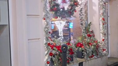 Sokakta yılbaşı süsleri, Noel oyuncakları ve çelenklerle süslenmiş bir pencere, Polonya, Varşova. Yüksek kalite 4k görüntü
