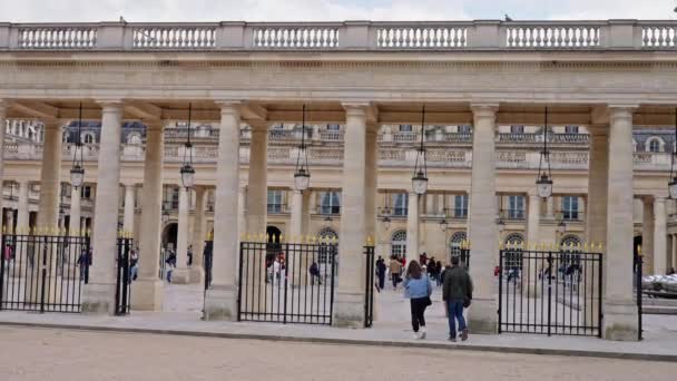 Nsanlar Güneşli Bir Günde Paris Tarihi Bölümünde Sütunlu Bir Binanın — Stok video