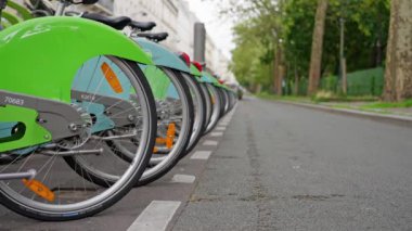 Fransa, Velib kiralama istasyonunda uygun bisiklet sıraları. Paris 'te bisiklet kiralama. Yüksek kalite 4k görüntü