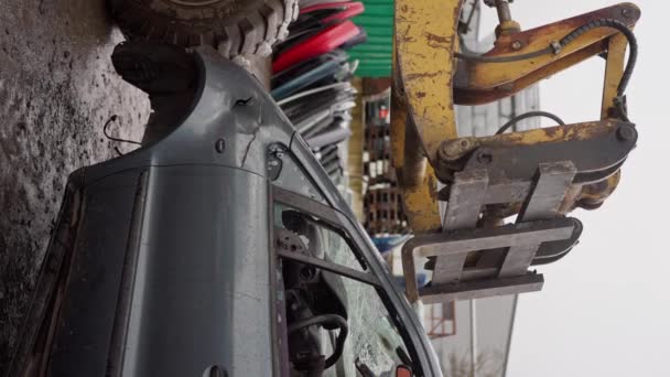 Forklift Arabaları Hurdalığa Yığar Çatal Temizleme Araçlarıyla Yakınlaştırır Bir Buldozer — Stok video
