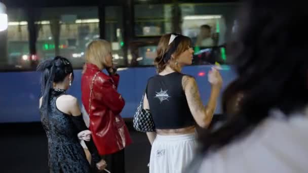 Eine Gruppe Junger Mädchen Stylischen Outfits Raucht Während Sie Abends — Stockvideo