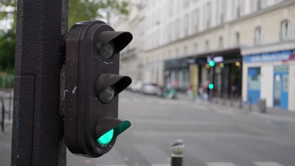 Στο Παρίσι Στη Γαλλία Προειδοποίηση Κόκκινα Φώτα Ενός Φαναριού Έναν — Αρχείο Βίντεο