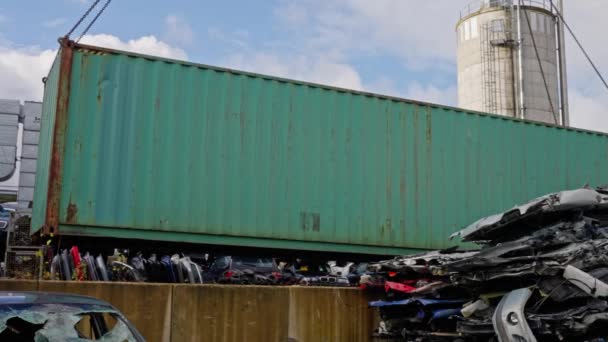 クレーン上の輸送コンテナ 流通倉庫 貨物容器 商業ドック ジャンキーヤード スローモーション 高品質の4K映像 — ストック動画