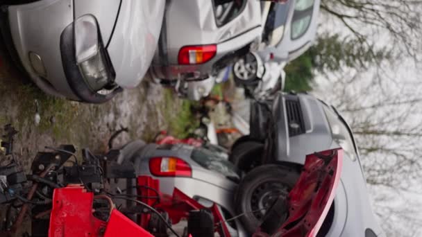 Een Stapel Tweedehands Auto Dumpen Een Hoop Kapotte Auto Milieugevaar — Stockvideo