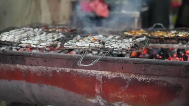 Evento Culinário Está Ocorrendo Com Barril Metal Repleto Comida Cozinhando — Vídeo de Stock