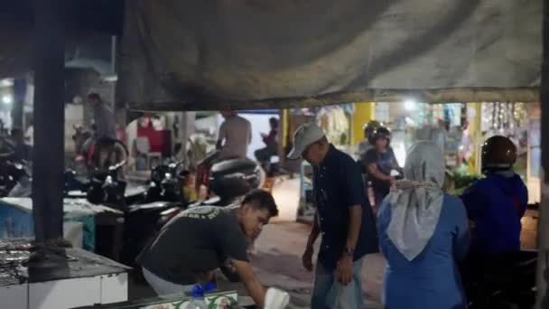 Sera Una Folla Persone Riunisce Sotto Una Tenda Mercato Pesce — Video Stock