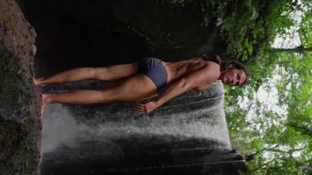 Hombre Ropa Interior Relaja Una Roca Medio Del Bosque Disfrutando — Vídeos de Stock