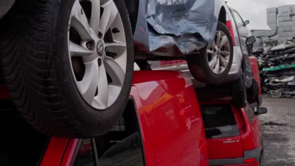 Vrakovišti Jiném Červeném Voze Naskládáno Šedé Auto Roztroušenými Pneumatikami Koly — Stock video