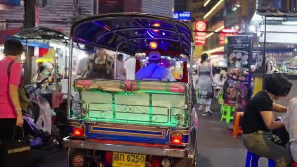 一辆汽车 一辆人力车 灯火通明 泰国出租车 塔克塔克在夜晚沿着繁忙的街道行驶 泰国曼谷02 2023年 4K镜头 — 图库视频影像