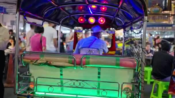 自動車 リックショー 明るくマゼンタライト タイタクシー トゥクトゥクは夜に忙しい通りを走ります バンコク インタビュー 2023年について 4K映像について — ストック動画
