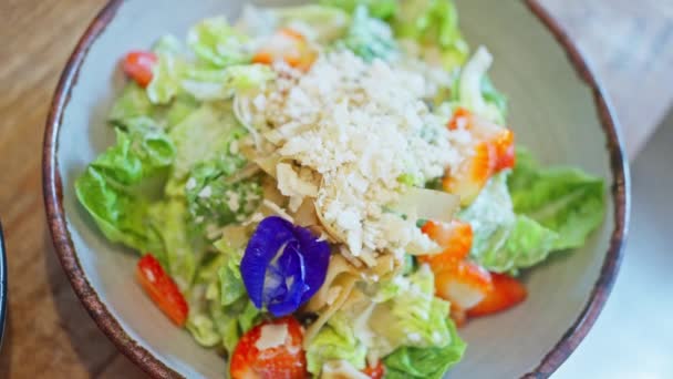 Egészséges Saláta Avokádó Sárgarépával Zöldség Rizs Kék Virágokkal Díszítve Egy — Stock videók