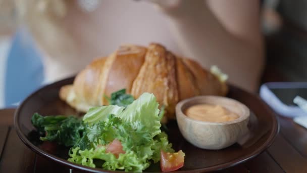 Plato Comida Que Consiste Croissant Una Ensalada Una Deliciosa Combinación — Vídeos de Stock