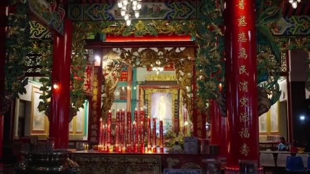 Ένας Όμορφα Φωτισμένος Ναός Στολισμένος Πολλά Κεριά Στέκεται Ένας Υπέροχος — Αρχείο Βίντεο