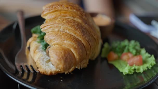 Plato Comida Que Consiste Croissant Una Ensalada Una Deliciosa Combinación — Vídeos de Stock