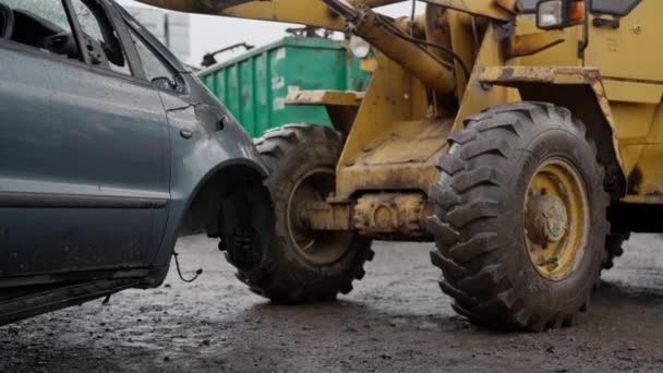 Gabelstapler Stapeln Autos Schrottplatznähe Während Gabelstapler Schrottfahrzeuge Aufräumen Ein Bulldozer — Stockvideo