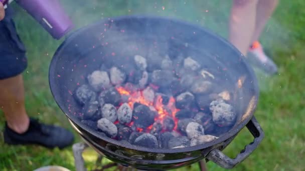 用木炭烤食物 这是一种美味的烟熏配方 此人正在用炊具和烘焙器皿在炭炉上做饭 慢动作 — 图库视频影像