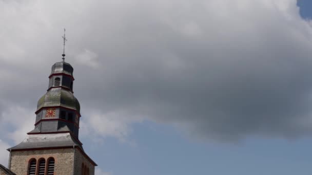 Wieża Zegarowa Ozdobiona Zegarem Dachu Stoi Wysoko Zachmurzonym Niebie Tworząc — Wideo stockowe