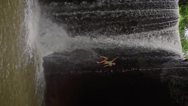 Una Persona Sienta Bajo Una Cascada Cascada Rodeada Aguas Oscuras — Vídeos de Stock