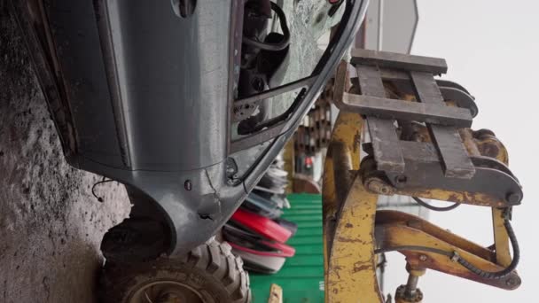 Wózek Widłowy Układa Samochody Stertę Złomowiska Zamykając Widelcem Sprzątając Złomowiska — Wideo stockowe