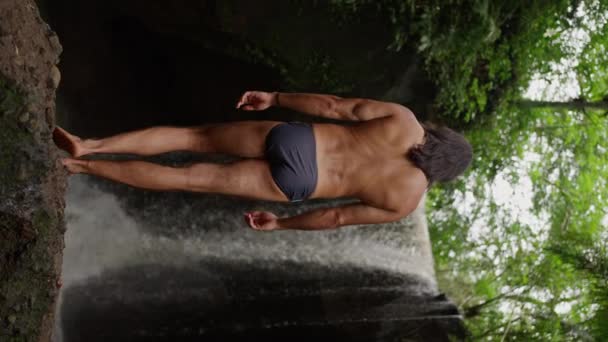 Ένας Άντρας Γυμνό Κορμό Στέκεται Πάνω Ένα Βράχο Και Θαυμάζει — Αρχείο Βίντεο