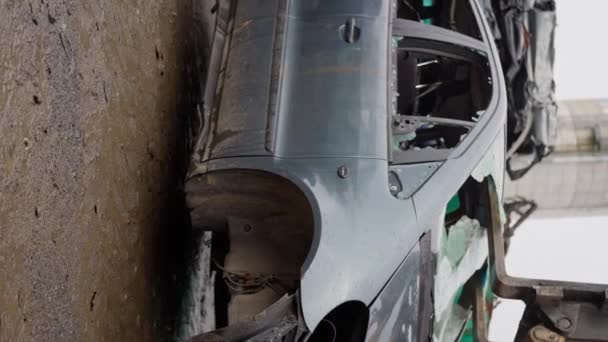 Buldozer Bozuk Bir Arabayı Yağmurlu Havada Ağır Çekimde Çöp Sahasında — Stok video