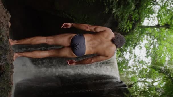 Ένας Άνθρωπος Γυμνό Κορμό Στέκεται Ένα Βράχο Και Θαυμάζει Έναν — Αρχείο Βίντεο