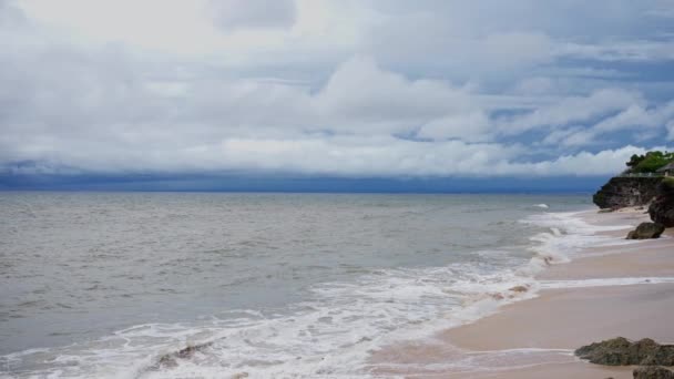 Мальовничий Пейзаж Захоплює Спокійний Пляж Кришталево Чистою Водою Балі Супроводжується — стокове відео