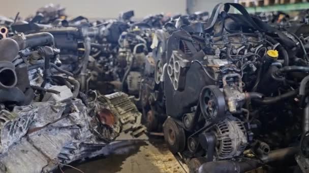Старый Двигатель Ремонтной Мастерской Используемые Автозапчасти Куча Старого Автомобиля Гараже — стоковое видео