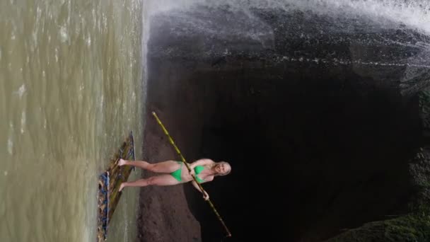 Žena Bikinách Užívá Osvěžující Vodopád Zatímco Plave Řece Dřevěném Voru — Stock video