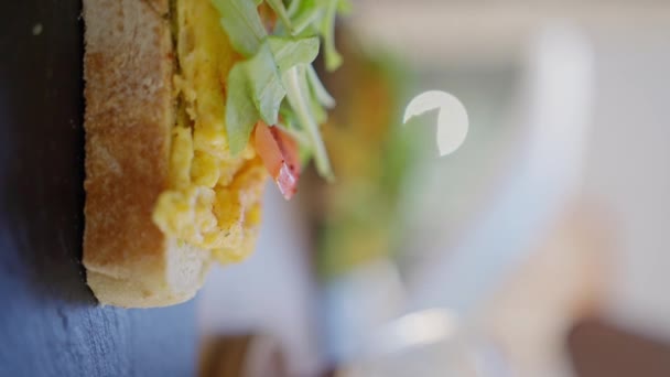 Close Desayuno Sándwiches Con Verduras Huevo Queso Tetera Vidrio Con — Vídeos de Stock