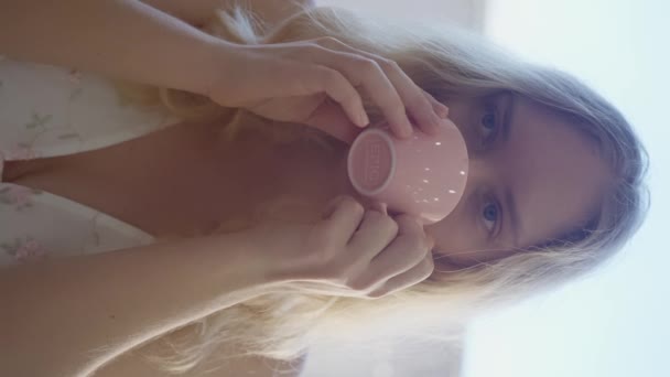 Ένα Νεαρό Κορίτσι Κρατάει Απαλά Ένα Ροζ Φλυτζάνι Τον Αντίχειρά — Αρχείο Βίντεο