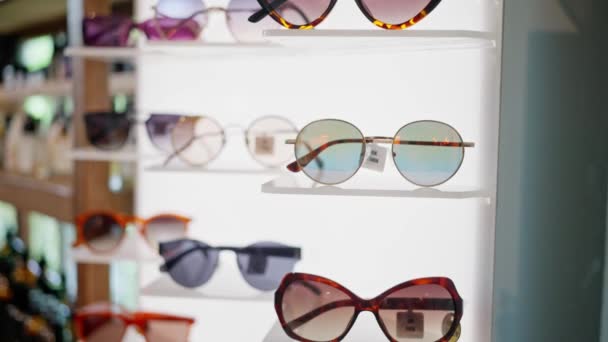 Detailní Video Vitríny Velkým Výběrem Stylových Dámských Slunečních Brýlí Obchodě — Stock video