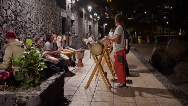 Bir Erkek Kadın Geceleri Asfalt Kaldırımda Davul Çalıyorlar Yakındaki Binalarda — Stok video