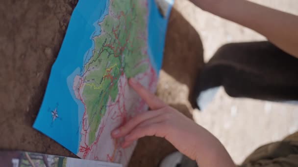 Großaufnahme Von Frauenhänden Die Mit Einer Daumenbewegung Eine Landkarte Studieren — Stockvideo