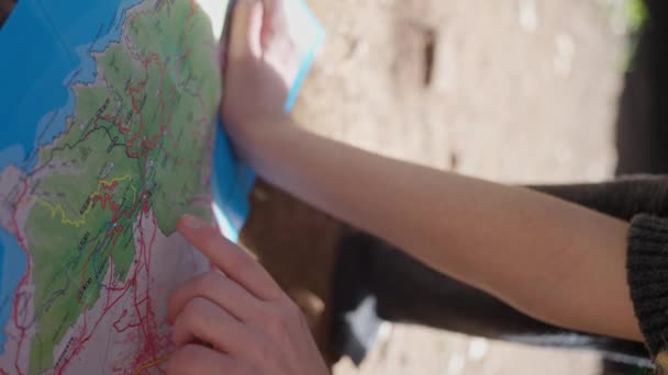 Primer Plano Las Manos Las Mujeres Estudiando Mapa Con Gesto — Vídeo de stock