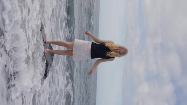 Dorosła Dziewczyna Stoi Skale Piaszczystej Plaży Obok Płynnego Oceanu Niebo — Wideo stockowe