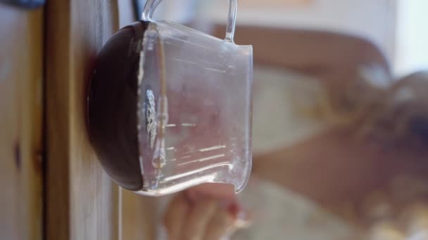 Nahaufnahme Einer Glas Teekanne Mit Kaffee Frauenhand Nimmt Eine Tasse — Stockvideo