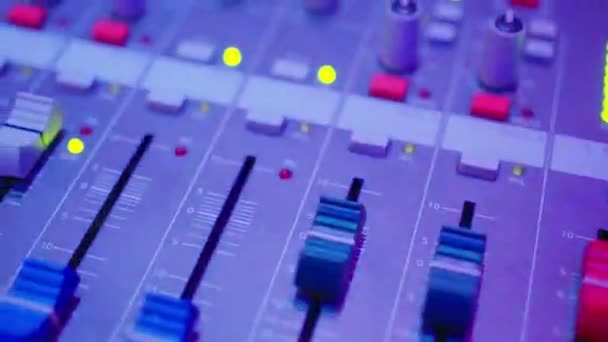 閉じる さまざまなライト ボタンで異なるミキサーを展示するこのカラフルなビデオで音楽制作の世界を発見してください あなたの次のヒットハイクオリティを作成するためのインスピレーションを得る — ストック動画