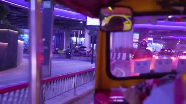 这是一部紧紧抓住人的惊险片 设定在一个充满活力的城市的夜晚 跟随一个神秘的男人谁航行在街道上的塔克塔克 创造了紧张和阴谋的气氛 后视镜4K — 图库视频影像