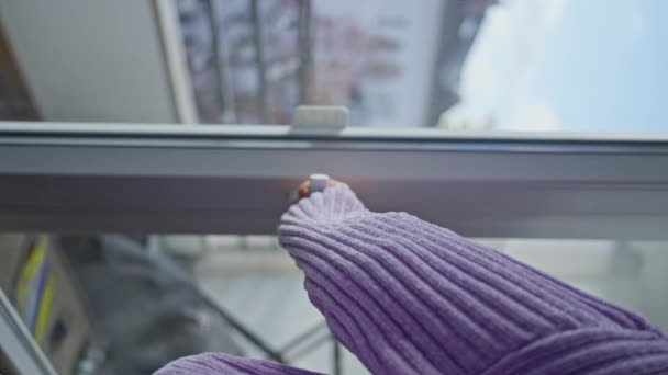 Dziewczyna Filiżanką Herbaty Rękach Otwiera Drzwi Wychodzi Balkon Poranne Słońce — Wideo stockowe