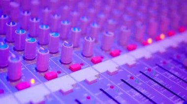 Müzik dünyasının farklı ışık, düğme ve düğmeleri olan farklı mikserleri gösteren bu renkli video ile müzik prodüksiyonunu keşfedin. Bir sonraki hit şarkını yaratmak için ilham al.