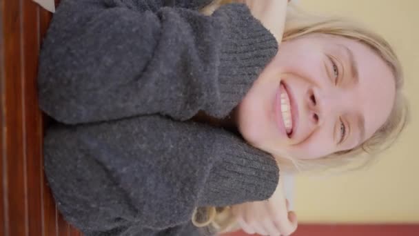 Жінка Зручно Лежить Столі Широко Посміхається Щоки Рожеві Рот Вигнутий — стокове відео