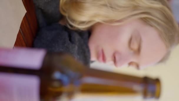 Una Mujer Que Duerme Una Mesa Con Los Ojos Cerrados — Vídeos de Stock