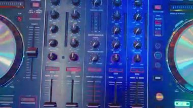 Gece Kulübü Disko Partisinde DJ Karıştırıcı Kontrol Masası 'nın üst görüntüsü. Düğmeler ve Kaydıraklar, Elektronik Müzik Çalıyor. Karıştırma ve Tırmalama Müziği. Yüksek kalite 4k görüntü