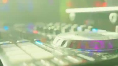 Gece Kulübü Disko Partisinde DJ Karıştırıcı Kontrol Masası 'nın kapanışı. Düğmeler ve Kaydıraklar, Elektronik Müzik Çalıyor. Karıştırma ve Tırmalama Müziği. Yüksek kalite 4k görüntü