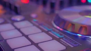 Gece Kulübü Disko Partisinde DJ Karıştırıcı Kontrol Masası 'nın kapanışı. Düğmeler ve Kaydıraklar, Elektronik Müzik Çalıyor. Karıştırma ve Tırmalama Müziği. Yüksek kalite 4k görüntü